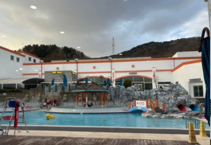 스파비스-실외온천풀