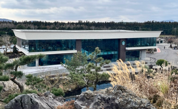 카페 건물 전경 사진