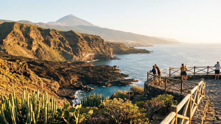 카나리아 제도 테네리페의 따뜻한 해안과 화산 지형이 어우러진 풍경