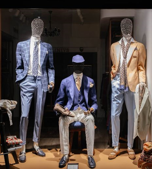 정장 스타일 옷이 디스플레이 되어있는 사진