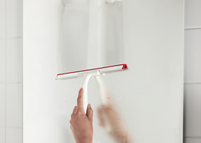 욕실-유리를-이케아-유리닦이로-닦는-사람