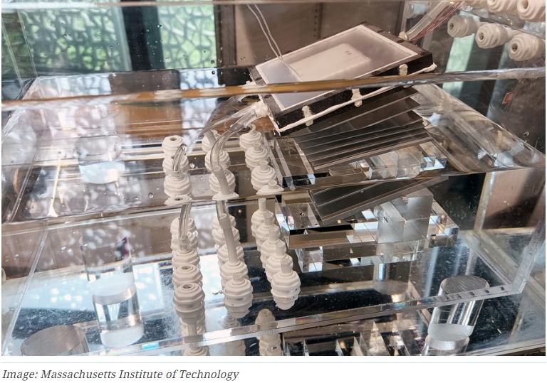 MIT, 태양열 해수 담수화 장치 개발...수돗물보다 더 저렴하게 식수 생산 가능 MIT scientists develop solar desalinator with high water output
