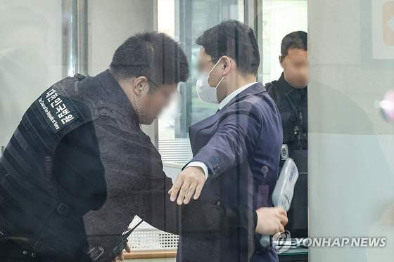 공수처 부장판사 기소: 현직 부장판사 '재판 거래', 고교 동문 변호사와 3,300만원 뇌물, 감형 17건의 충격적 전말