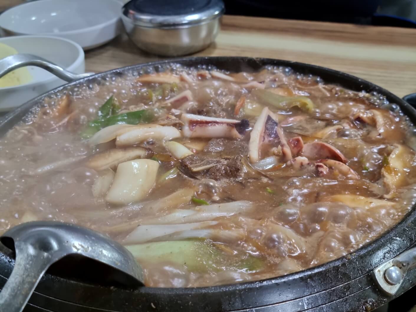 전주옥-오징어-불갈비찜-끓고있는-모습