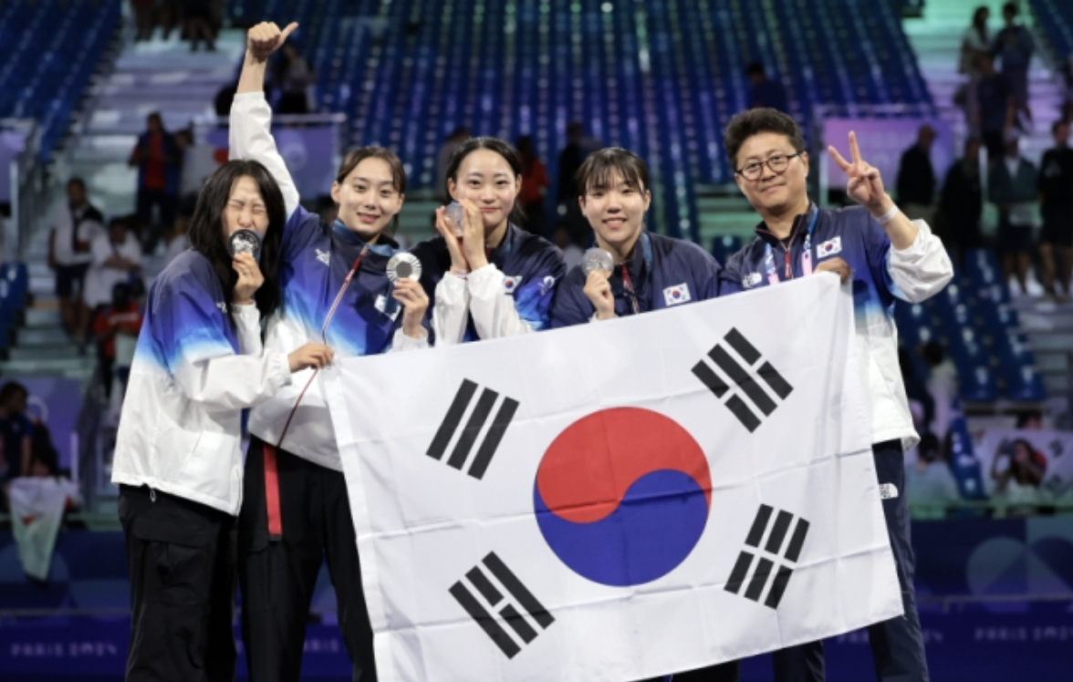 올림픽 역사 상 첫 은메달을 달성한 한국 여자 사브르 대표팀. 왼쪽부터 전은혜, 윤지수, 최세빈, 전하영, 이국현 코치 (출처.연합뉴스)