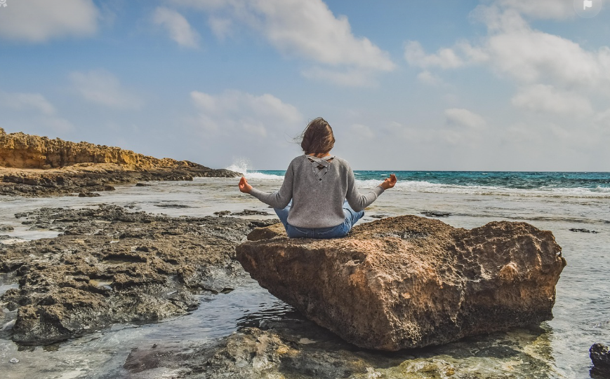 바다에서 명상하는 사진