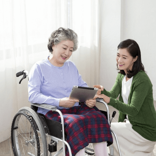 노인돌보는모습