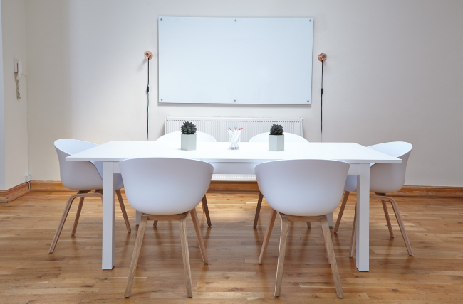 빈-방에-빈-식탁이-있는-이미지