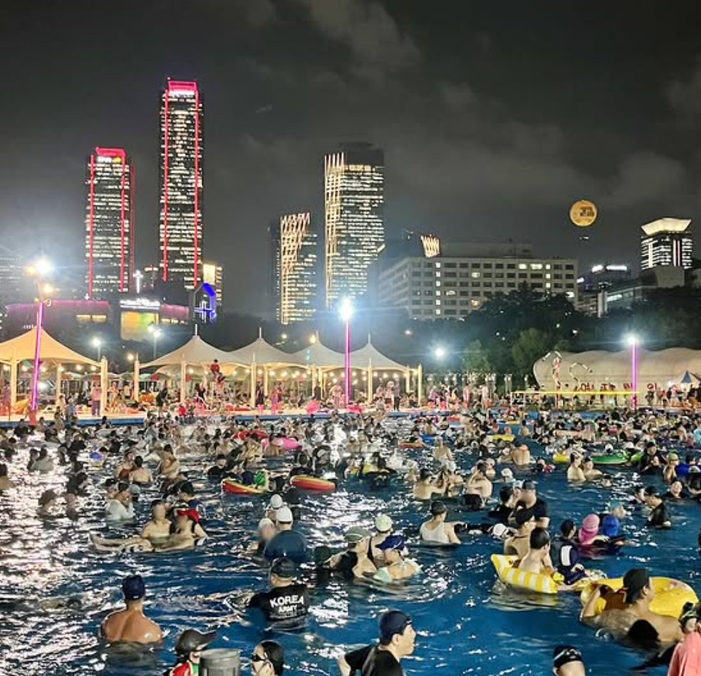 한강수영장-야간에-수영하는-모습