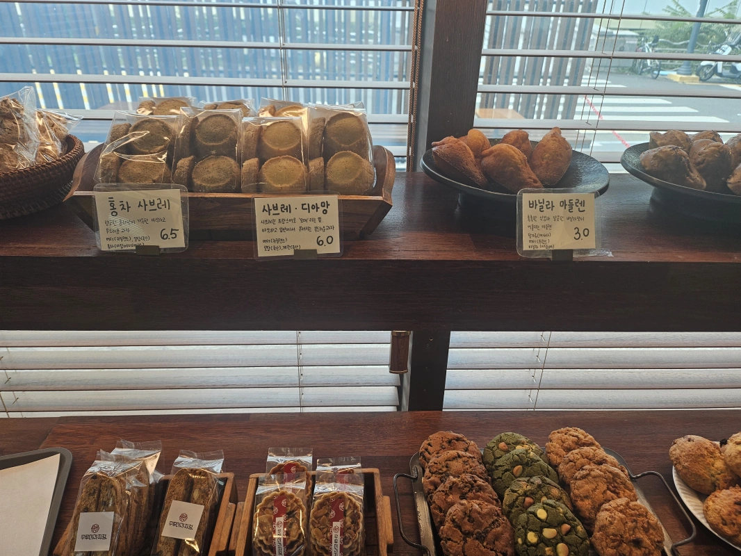 쿠루미과자점-쿠키-호두파이-바닐라마들렌