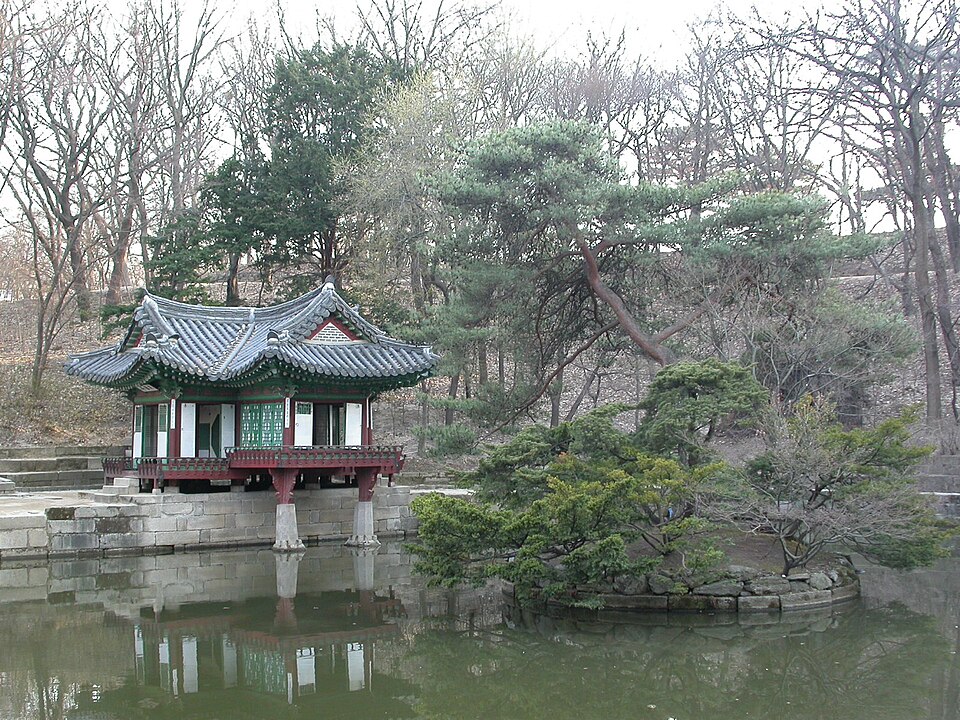 연못 가장자리에 자리한 창덕궁 후원 부용정의 2007년 자료사진