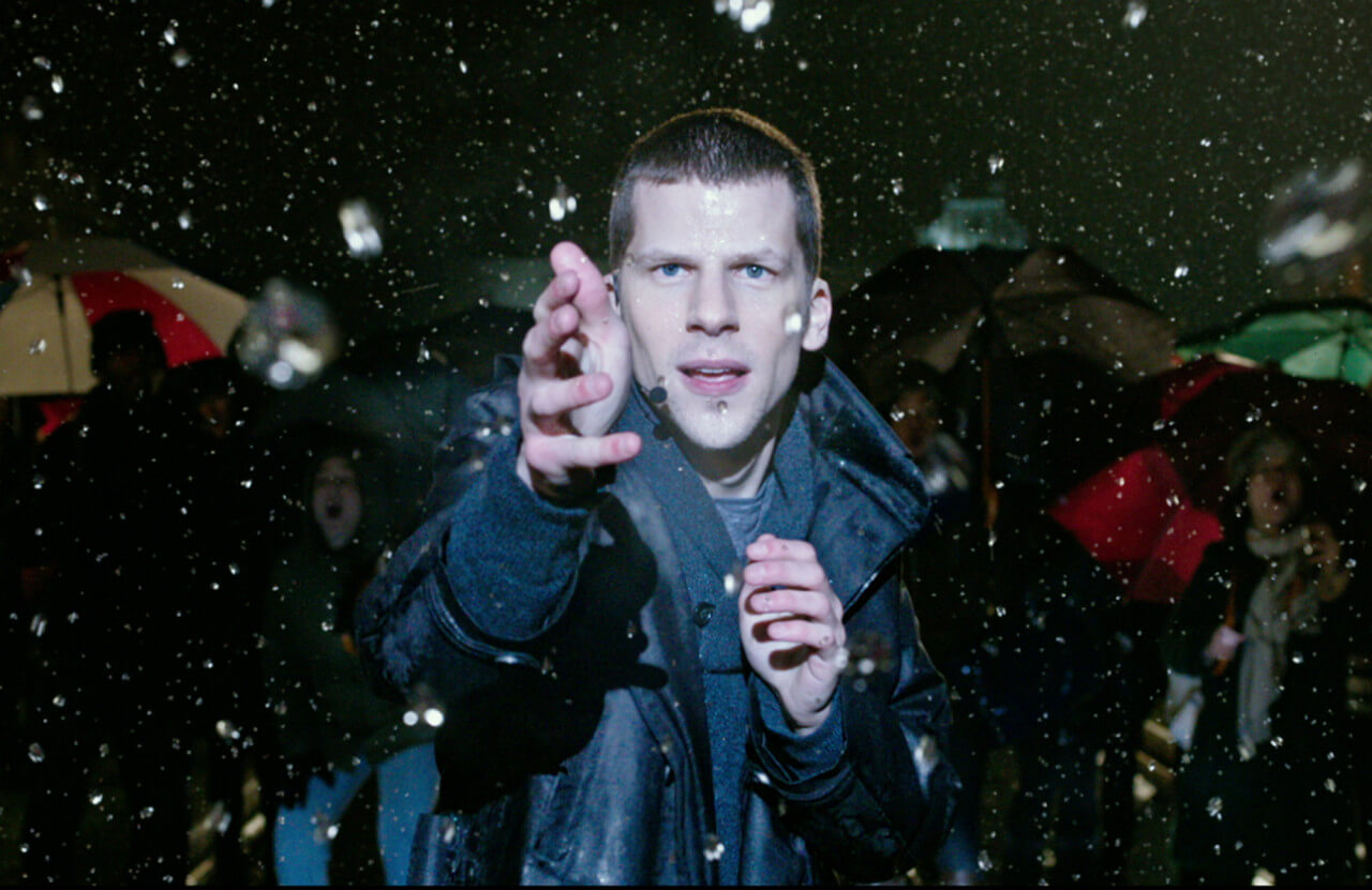 다니엘이 비를 멈추는 마술을 시연하고 있는 모습