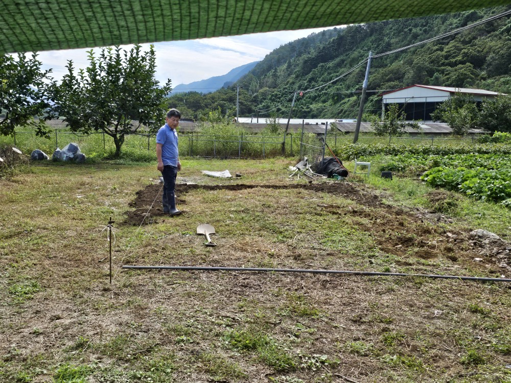 땅 고르는 모습