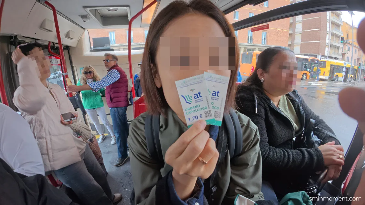 피렌체-피사-피사의사탑-가는길-버스안-버스티켓-스탬핑-완료-성인2명