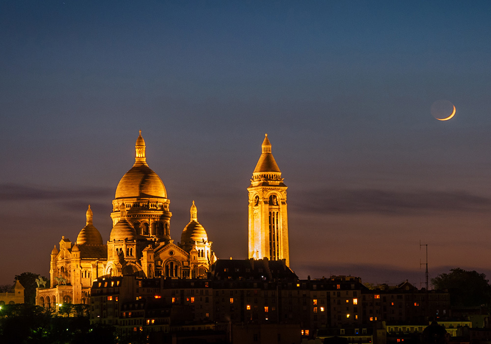 파리의 밤하늘에 비추인 사크르 쾨르 대성당 그리고 달 전경