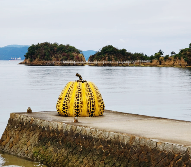 쿠사마 야요이의 '노란 호박'