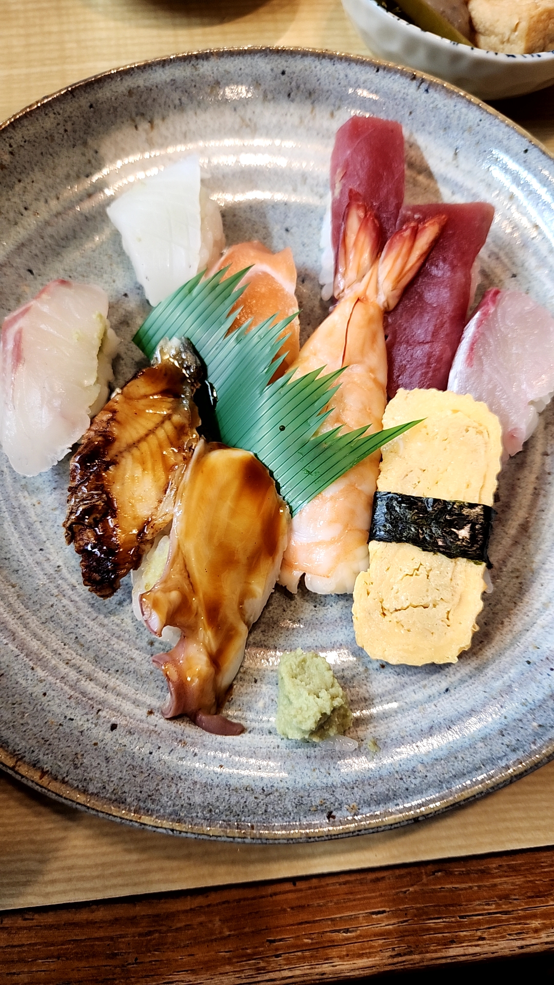 역 인근에 있는 로컬 초밥집의 초밥이다.