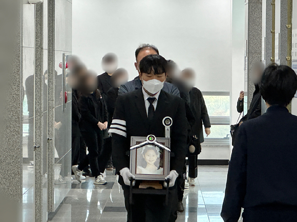 대전 한 어린이보호구역(스쿨존)에서 음주운전을 하다 인도를 덮쳐 배승아(9) 양을 치어 숨지게 하고 어린이 3명을 다치게 한 60대에게 항소심에서도 징역 12년이 선고됐다. 사진은 지난해 4월 11일 오후 대전 서구 괴곡동에 있는 대전 추모공원에서 배 양의 유족이 영정사진을 들고 유골함 봉안을 위해 걸어오고 있는 모습. [사진=뉴시스]