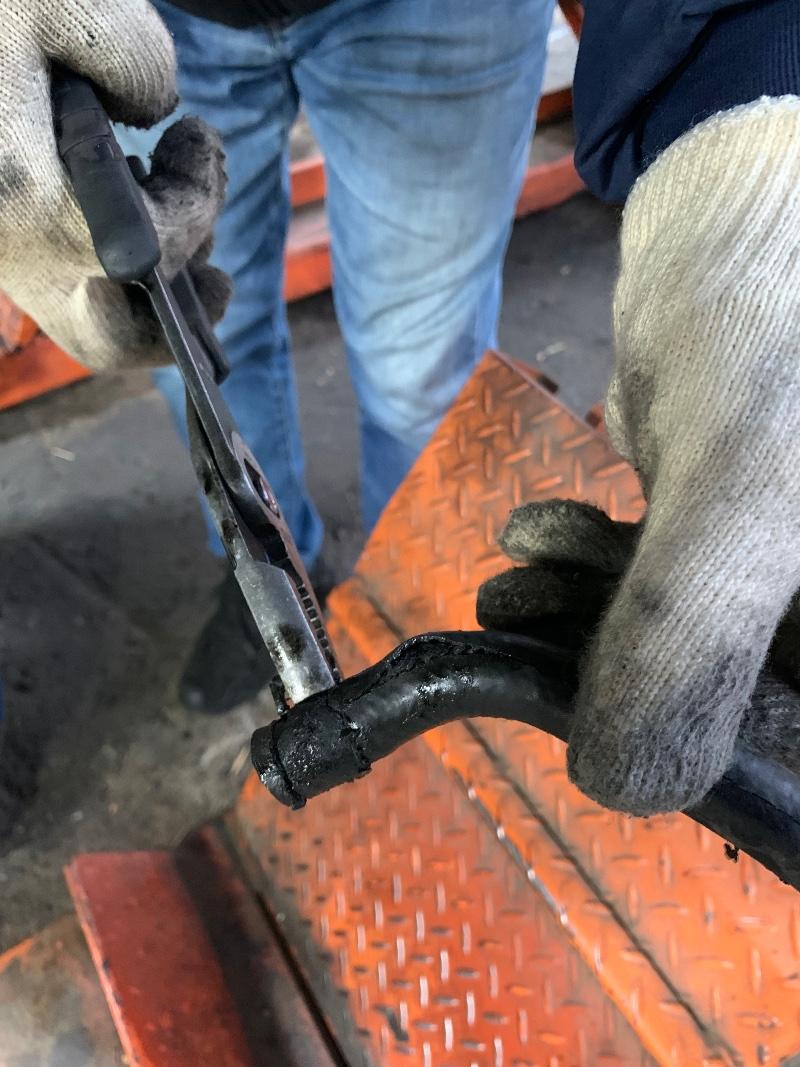 브레이크 호스 찢어짐