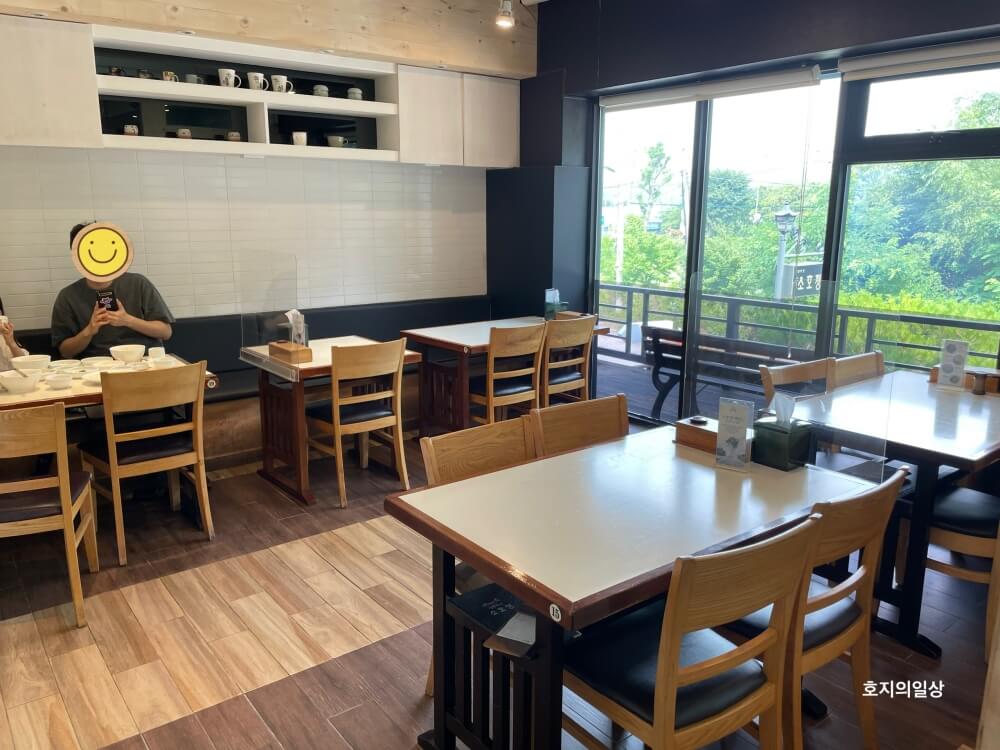 안동국시 소호정 분당점 - 매장 입구 큰방 좌석 모습