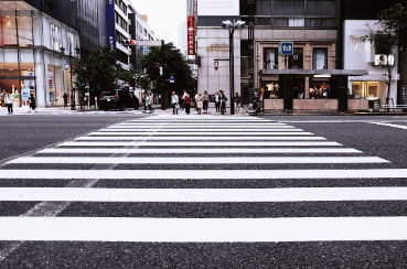 횡단보도를 건너려고 서있는 사람들의 모습