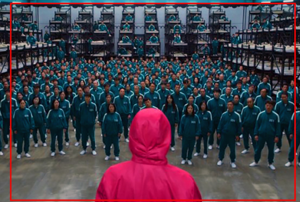 빨간색옷입은 사람들 앞으로 초록색옷입은사람들이 서있는 모습