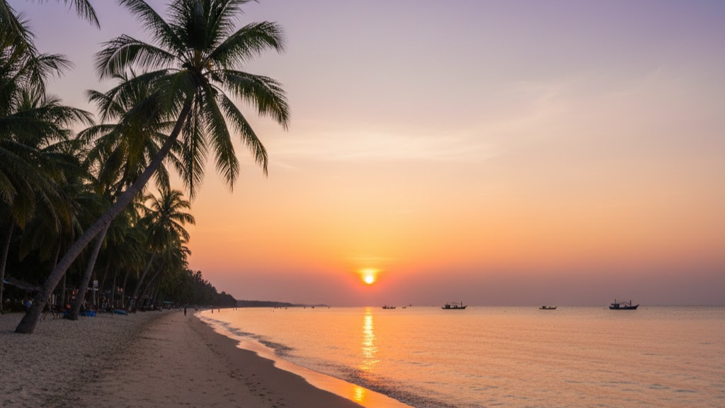 베트남 푸꾸옥 롱비치의 따뜻한 선셋과 야자수 실루엣