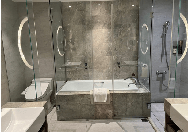 크고-쾌적한-호텔-객실-내부-화장실