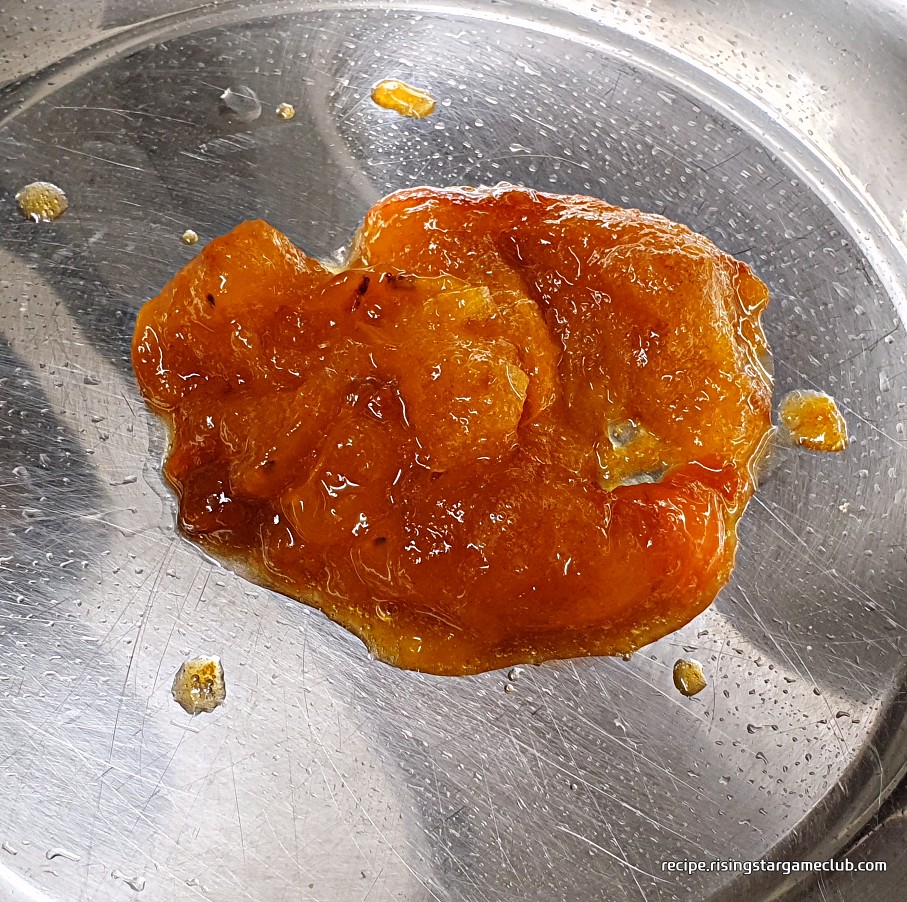 배추겉절이 양념으로 들어갈 홍시 한개를 커다란 양푼에 넣은 사진