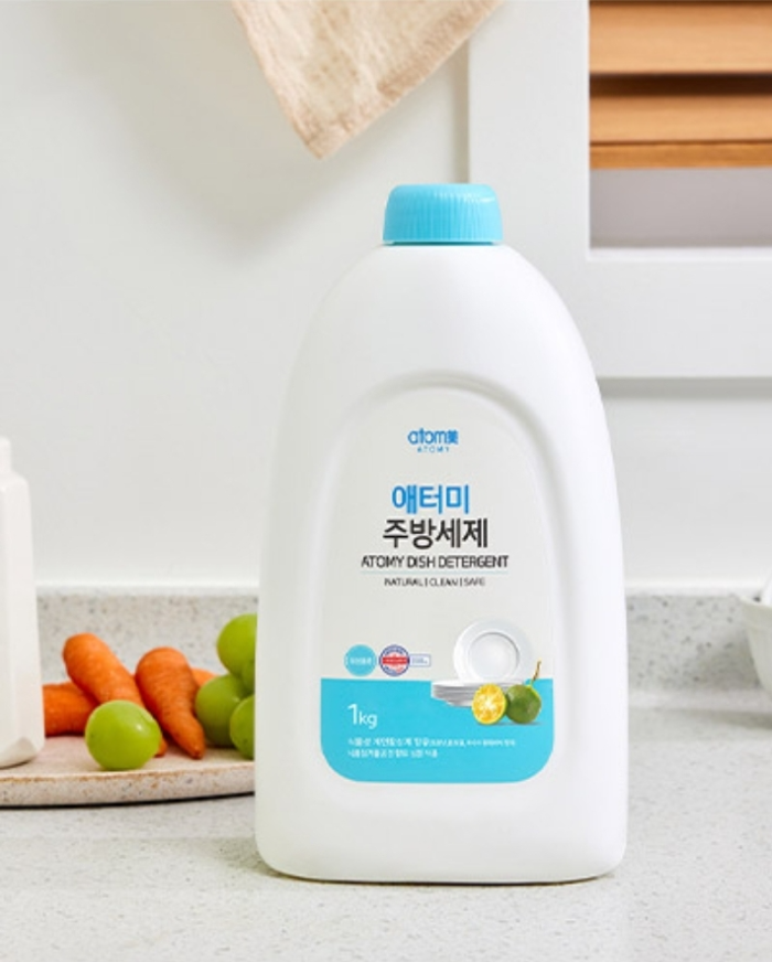 물을 아끼고 자연으로 돌아가다: 애터미 주방세제 & 세탁세제, 코코넛 오일, 팜 오일 등 식물에서 얻은 성분을 기반으로 만들어져요. 🥥 이는 석유계 계면활성제 사용을 줄여 환경 부담을 낮추고, 피부에도 순하답니다.