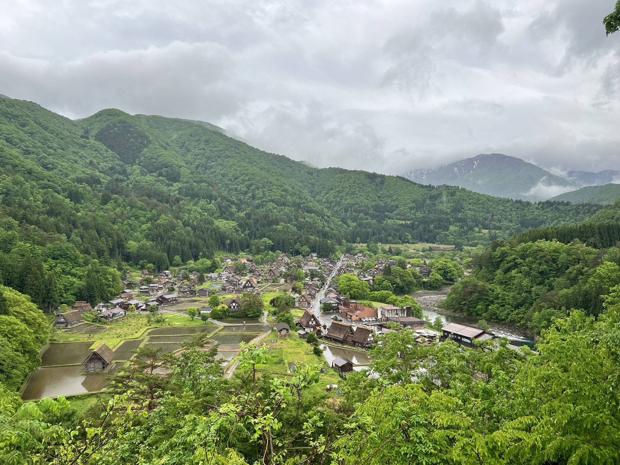 시라카와고 오기마치 전망대에서 본 비 오는 전통 마을 풍경