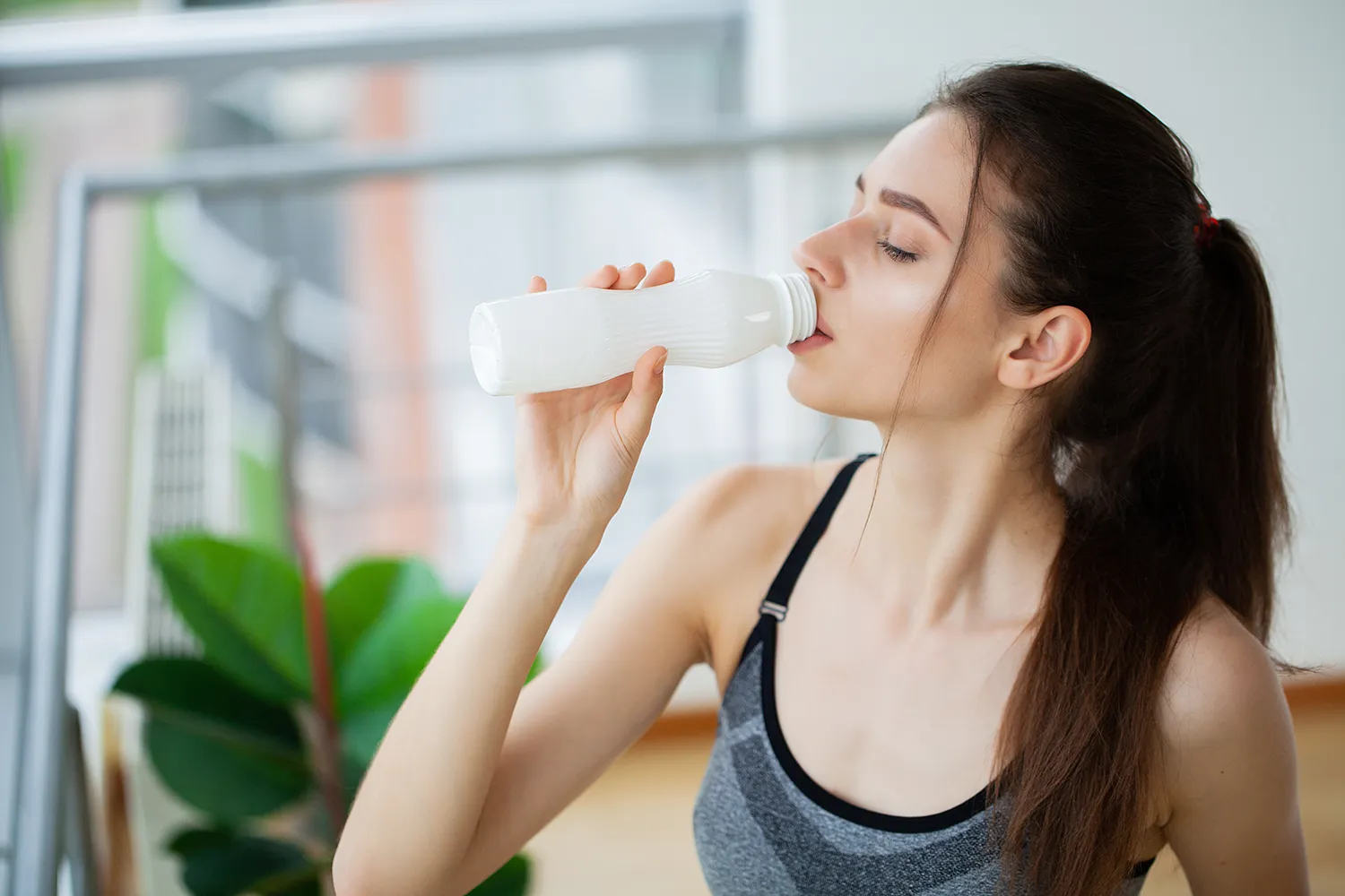 카무트 효소를 물에 타서 마시는 여성