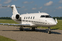Challenger 600은 약 6,100km에 달하는 항속거리를 통해 방콕, 싱가포르, 뉴델리뿐 아니라 아부다비와 같은 중동 지역까지도 무착륙 비행이 가능합니다. 이는 비즈니스 효율성 극대화에 큰 기여를 하며, 전 세계 여러 시장에서 지금도 경쟁력 있는 선택지로 남아 있는 이유입니다. 이번 글에서는 Challenger 600의 항공 성능, 실내 구성, 시장 경쟁력에 대해 분석해 보겠습니다.