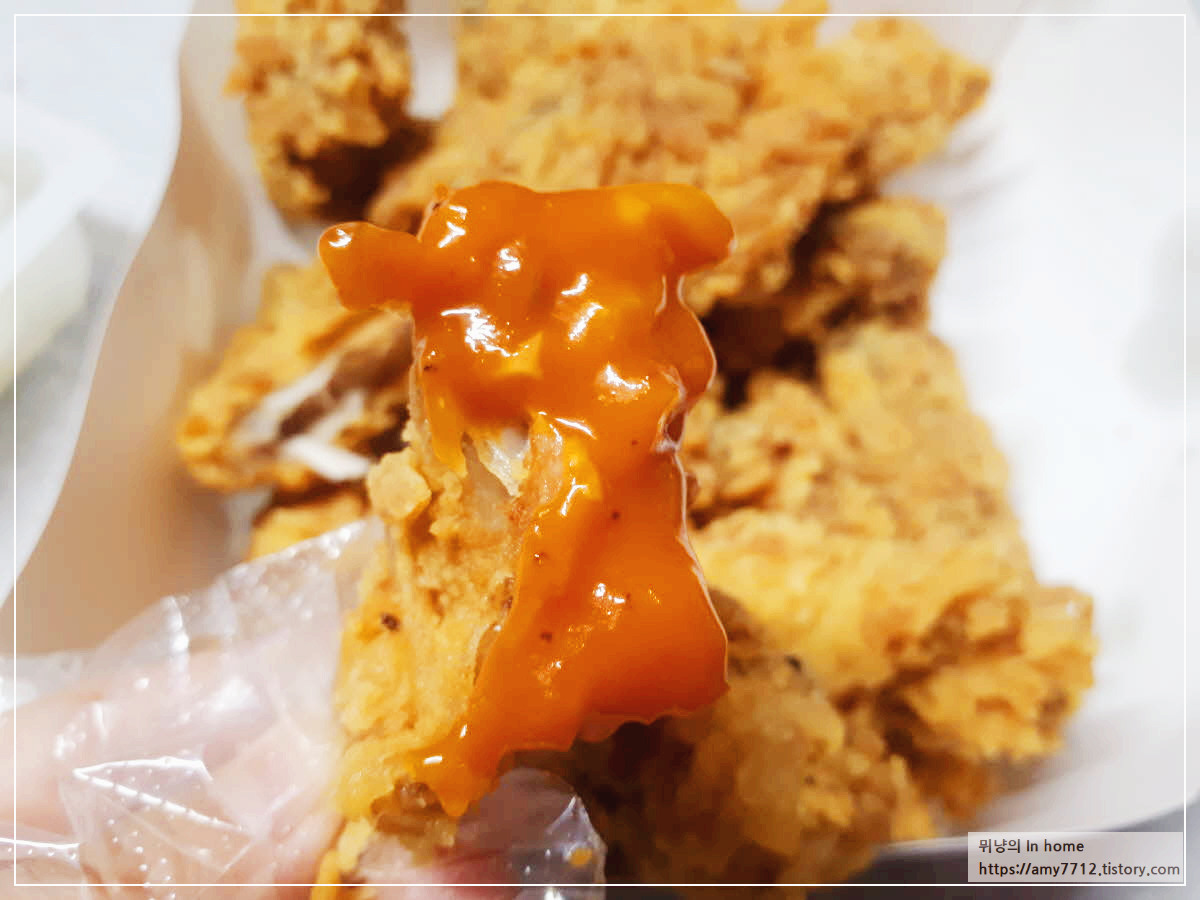 bhc 스윗 하바네로 소스를 찍은 치킨 모습
