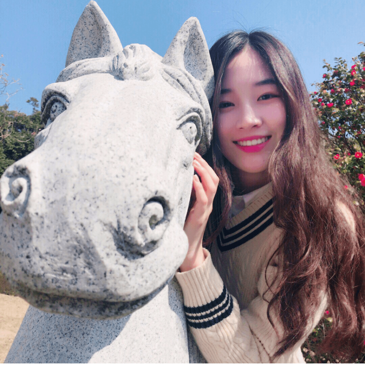 돌맹이를-잡고있는-원지안
