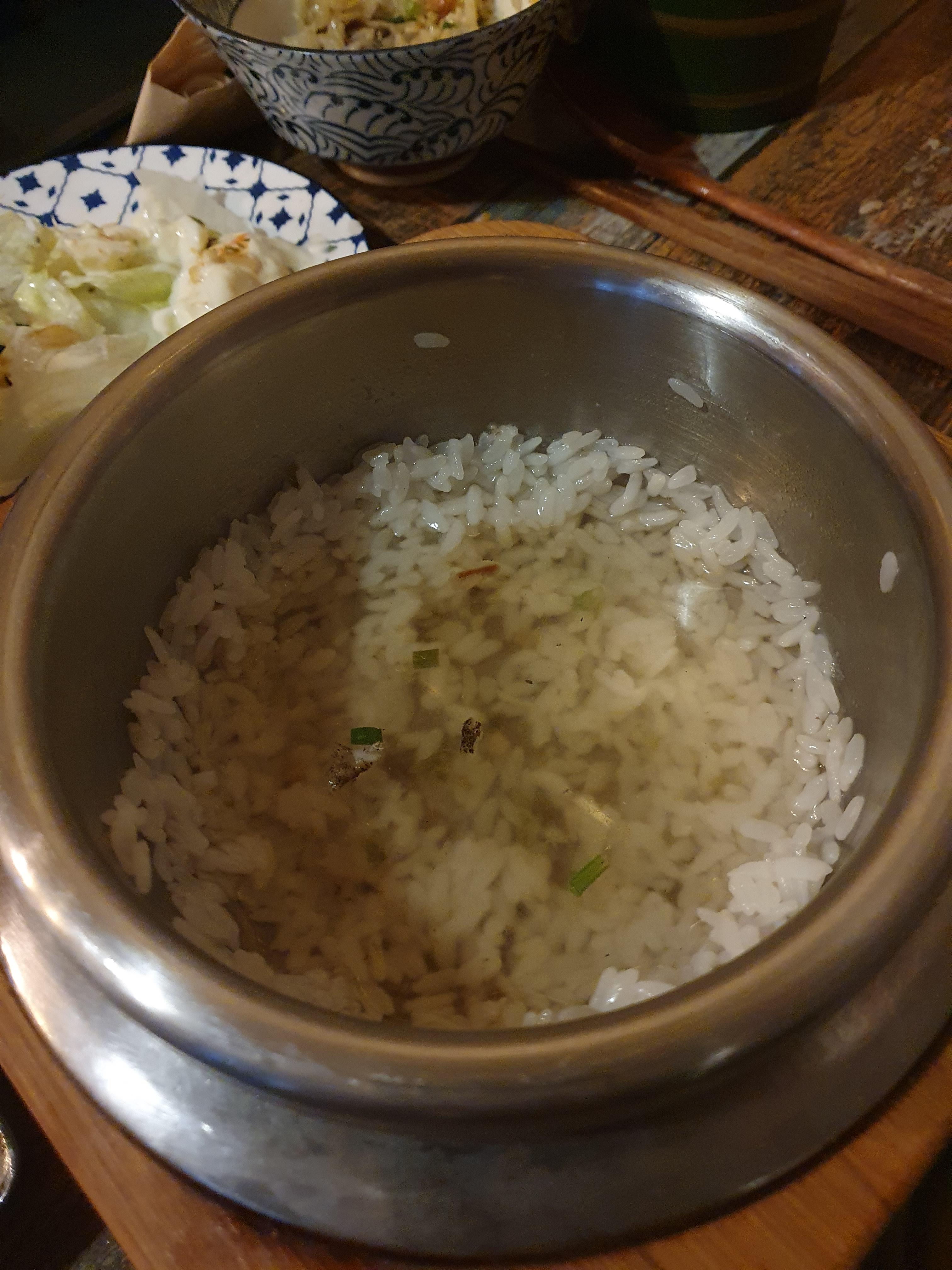 밥한톨 누룽지 만들기! 밥이 나오면 바로 밥은 대접에 푸고, 솥에 따뜻한 물을 부어서 누룽지 만들어 드세요.