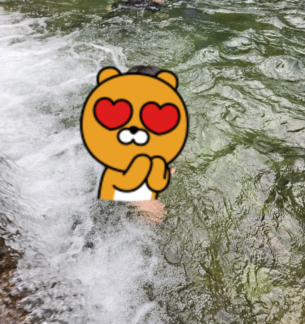 시원하게 내려오는 계곡물을 맞고 있어요