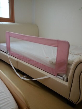 분홍색-침대-떨어짐-방지-차단기를-설치한-모습