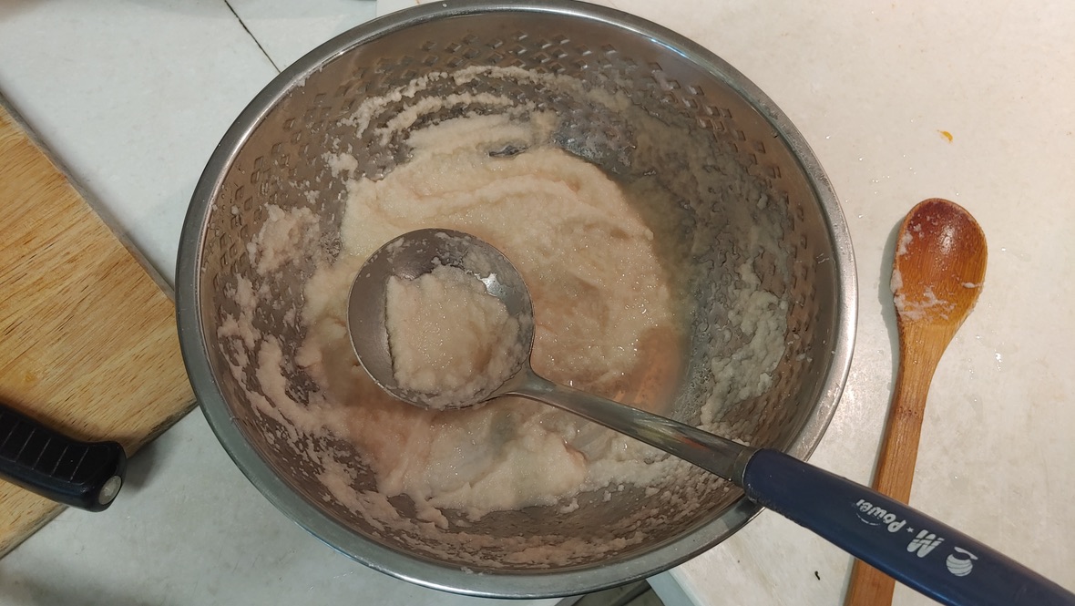 분쇄기로 갈아 물을 빼준 감자