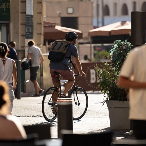 한강에서 로드자전거를 타며 올바른 자세를 유지하는 남성 라이더 모습