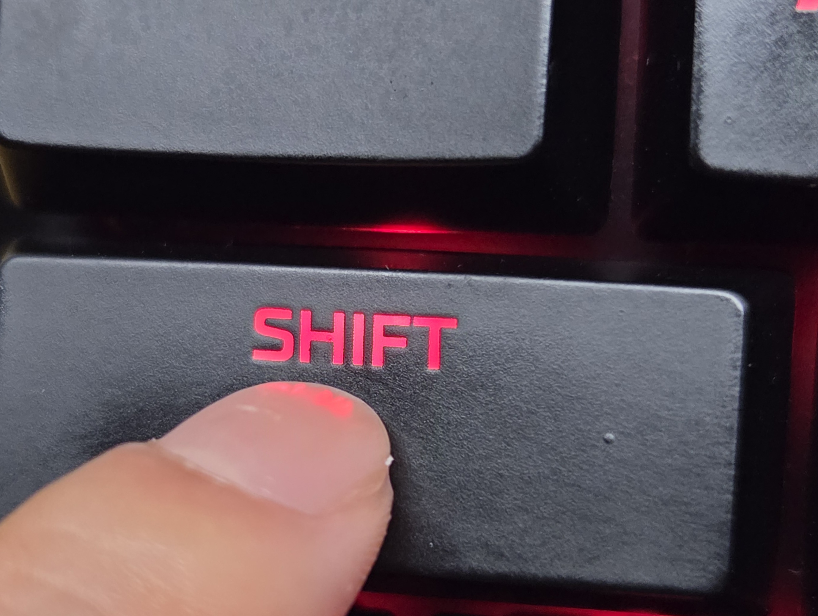 윈도우11_최신판_컴퓨터_완전종료_하는_방법인_빠른시작_설정을-끄는-두번째-방법. 키보드에서-Shift키를-손가락으로-누르는-사진