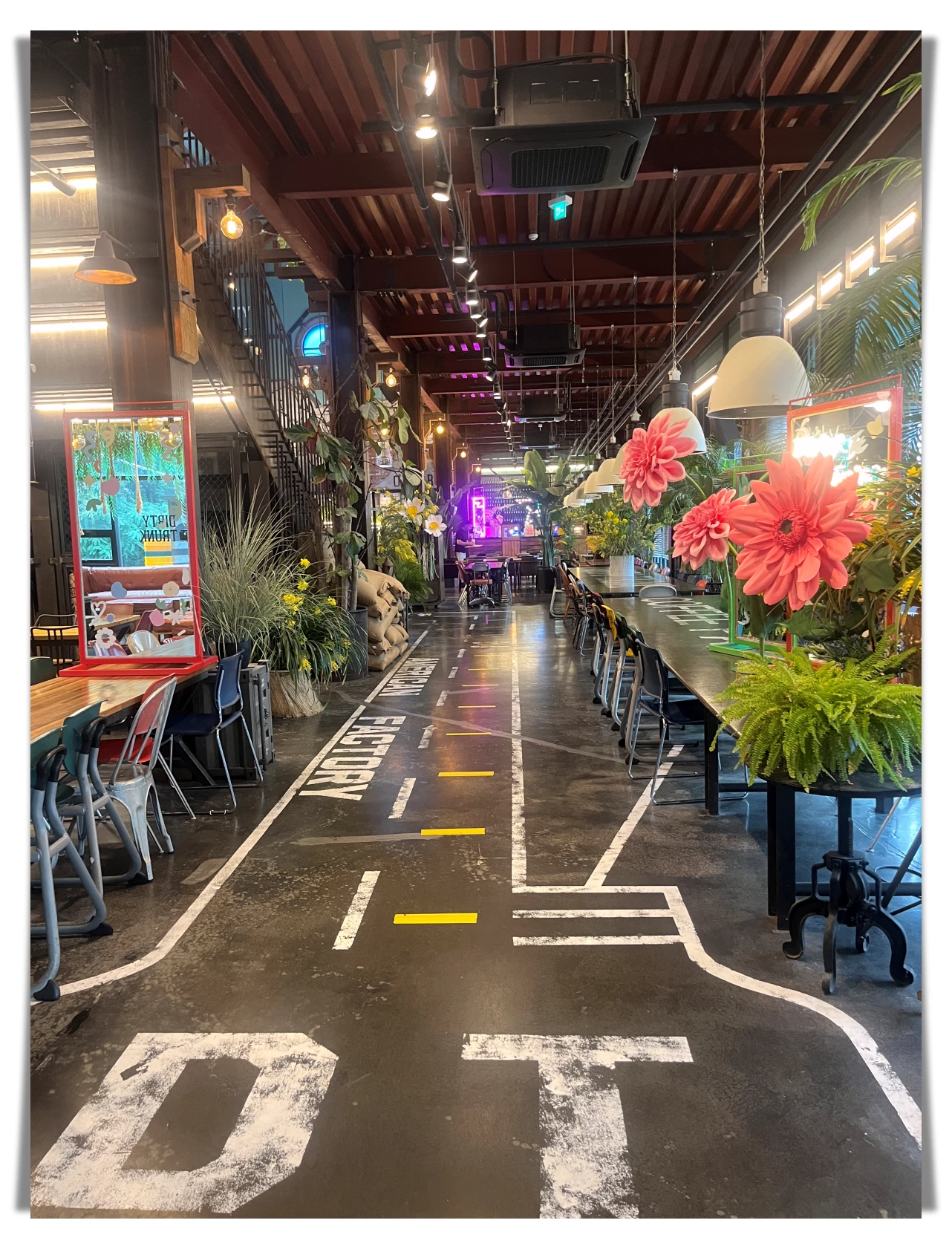 더티트렁크-내부-인테리어-도로-표시-장식