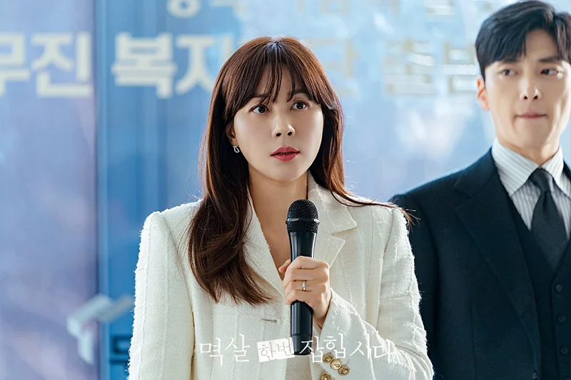 멱살 한번 잡힙시다에서 마이크를 잡고 있는 김하늘