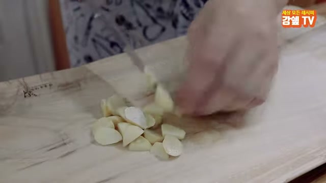 마늘을 잘게 다지는 모습