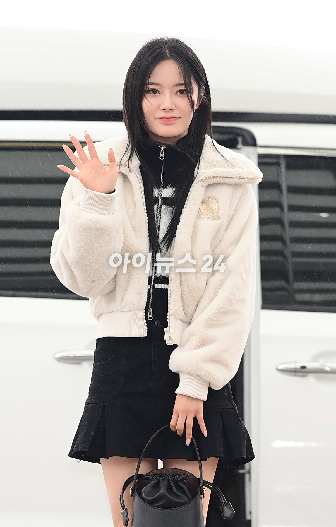 그룹 피프티 피프티 멤버 키나가 미국 LA에서 열리는 '2023 빌보드 뮤직 어워드' 프라이빗 파티 참석차 16일 인천국제공항을 통해 출국하고 있다. [사진=정소희 기자]