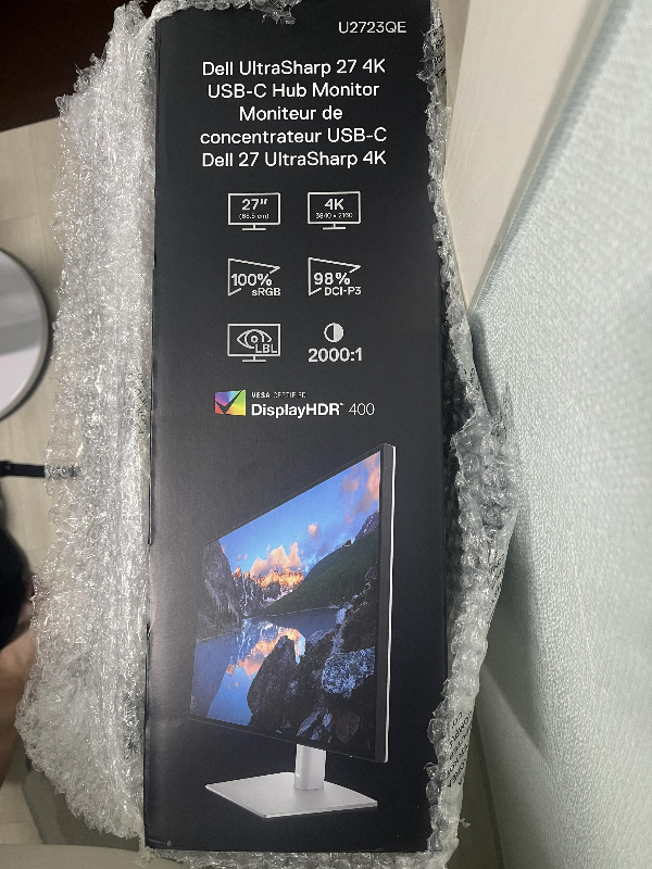 뽁뽁이를 벗기니 들어나는 U2723QE 본 박스