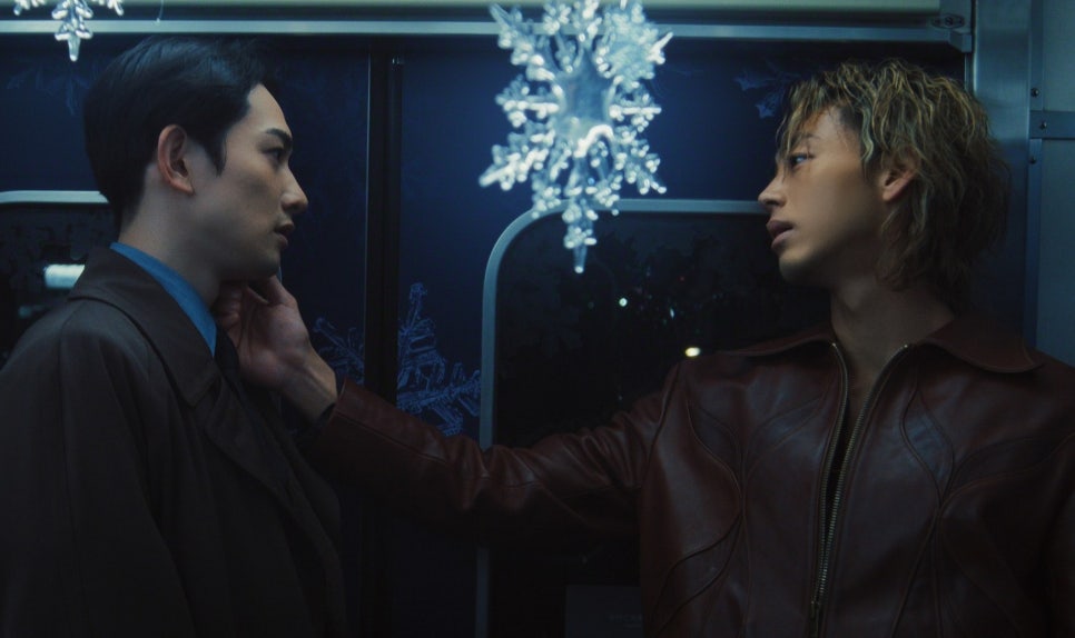 지하철 서로의 마음을 확인하는 두사람.