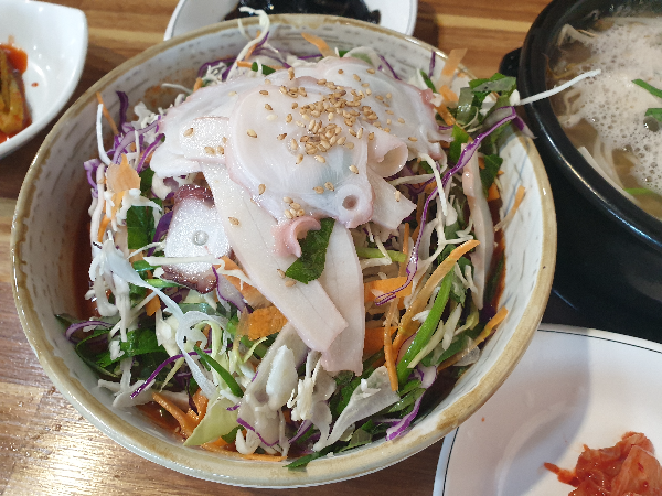 마치 물회와 같이 생긴 물어회국수