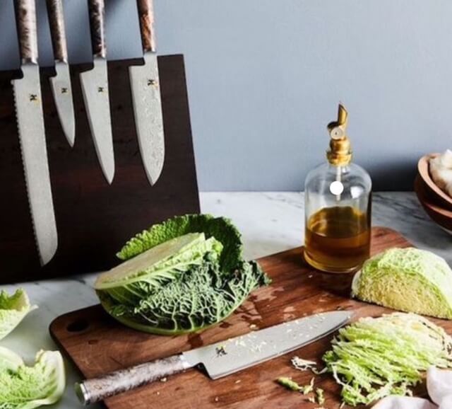 도마위에-올려진-양배추와-칼