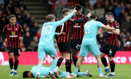 본머스팀의 반칙에 쓰러진 황희찬